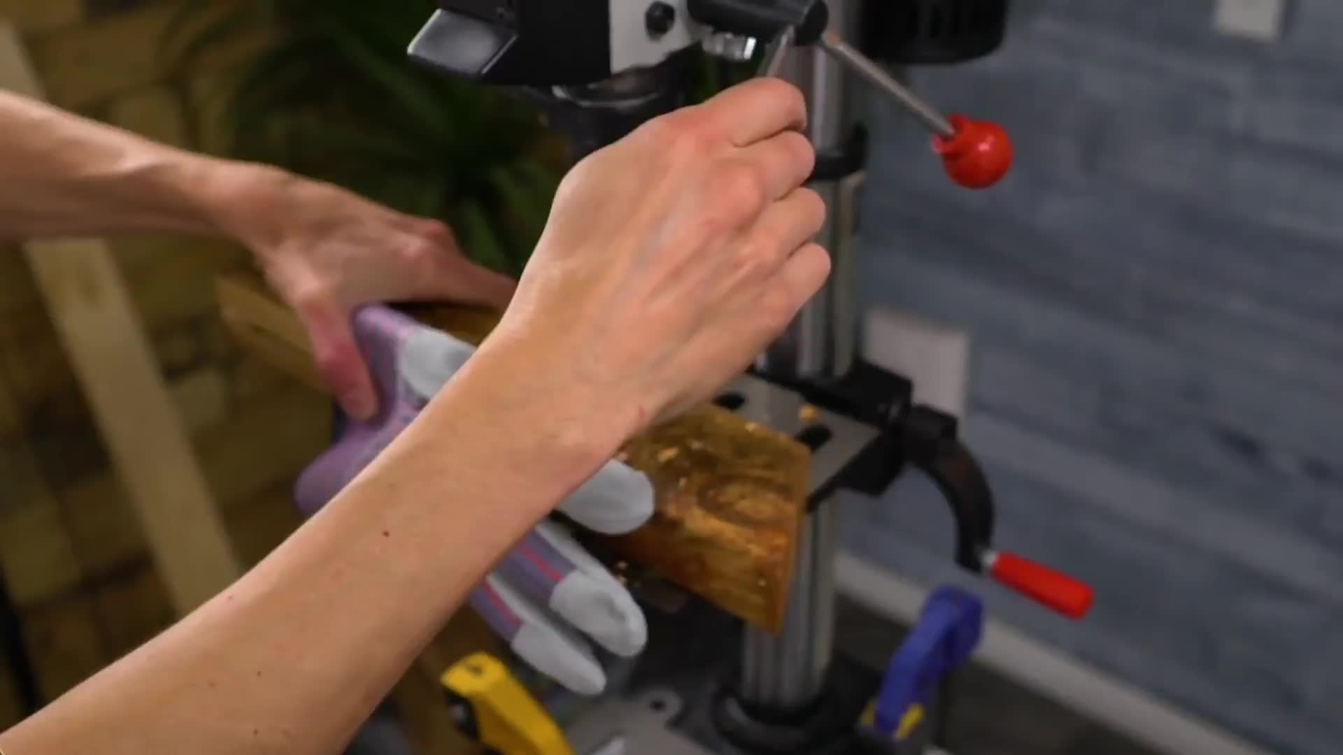 说了多少遍戴手套不能操作高速旋转的机械看看他们的下场