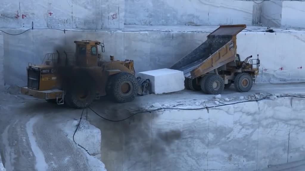 采石场实拍一辆车就装一块大石头在这里开铲车不简单啊