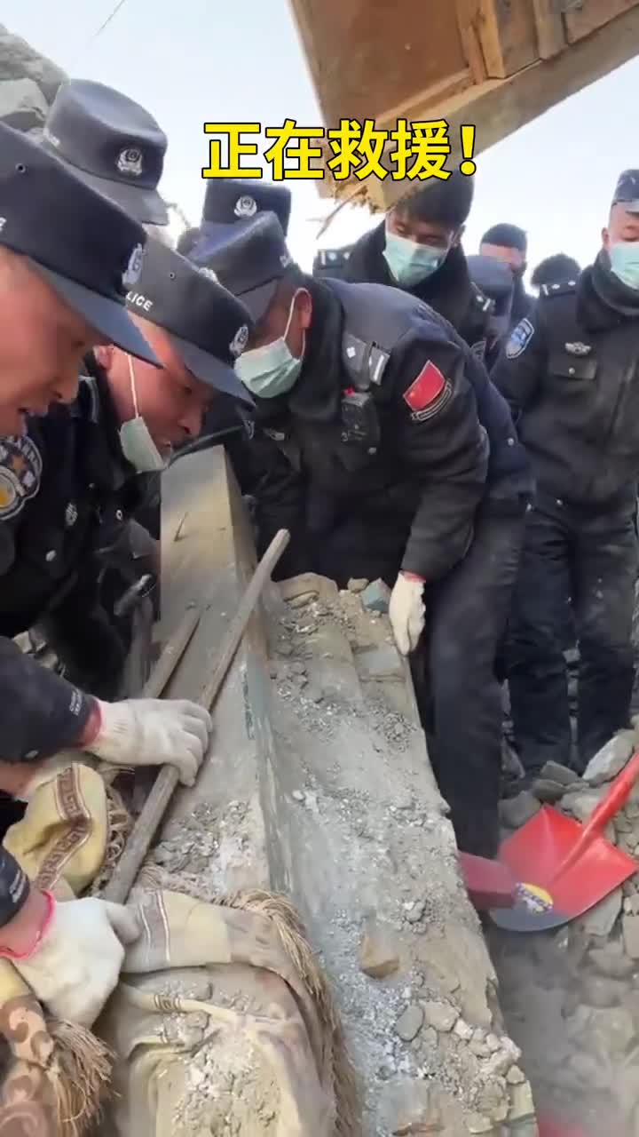 西藏日喀则市定日县7日上午9时5分发生68级地震地震发生后日喀则边境管理支队定日边境管理大队移民管理警察在长所乡森嘎村开展救援新华社