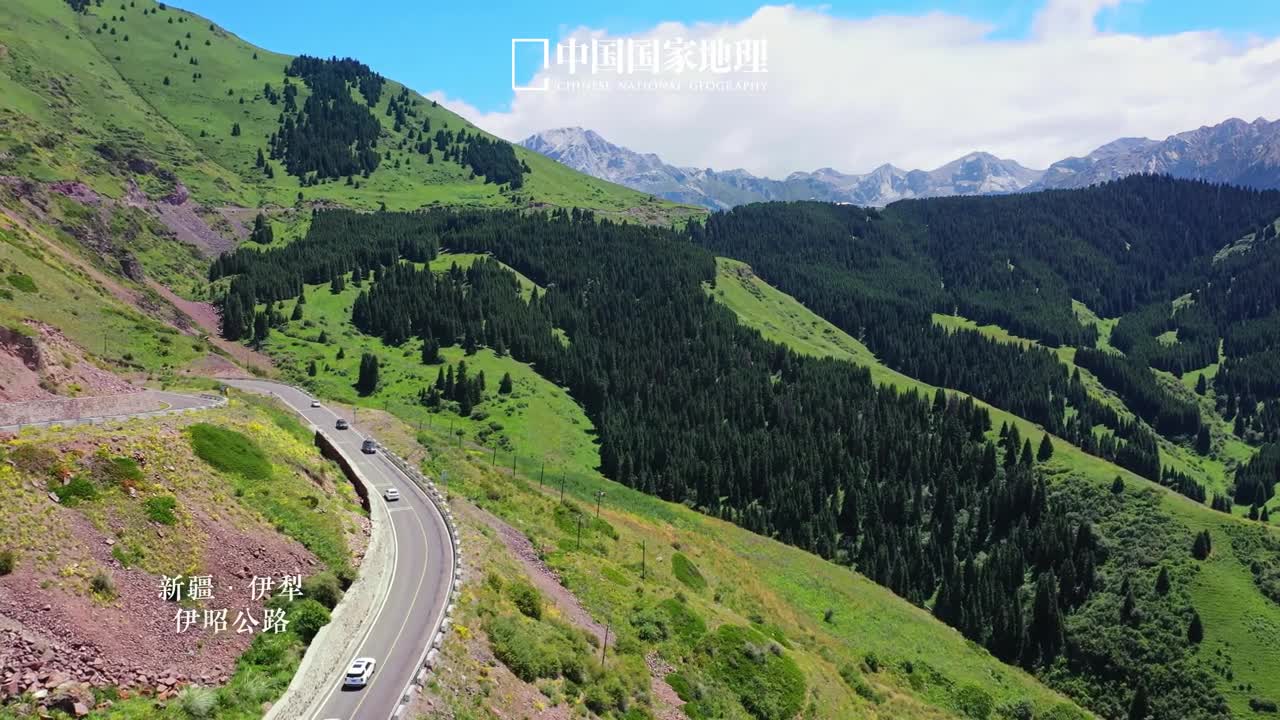 小独库伊昭公路通车了这条每年仅开放短短几个月的绝美公路虽然不如独库公路出名但这里的风景当真毫不逊色在这里可以领略一日观四季十里不同天的震撼还可以在短短的百余公里内看遍高山草原森林峡谷等多种自然景观堪称一条美景浓缩之路行路至此深感自然造化绝妙