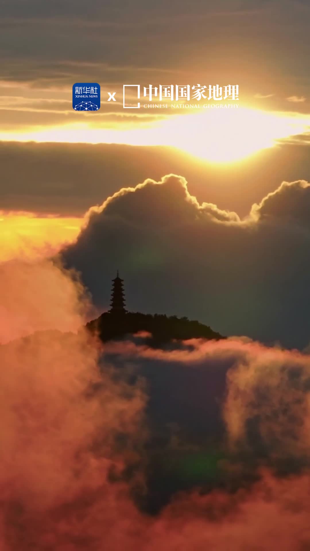 如果云知道她一定也爱夏季在山东烟台的山海间云是自由的艺术家更是天空的浪漫夏日里一起来看云和她一起漫步海边吧