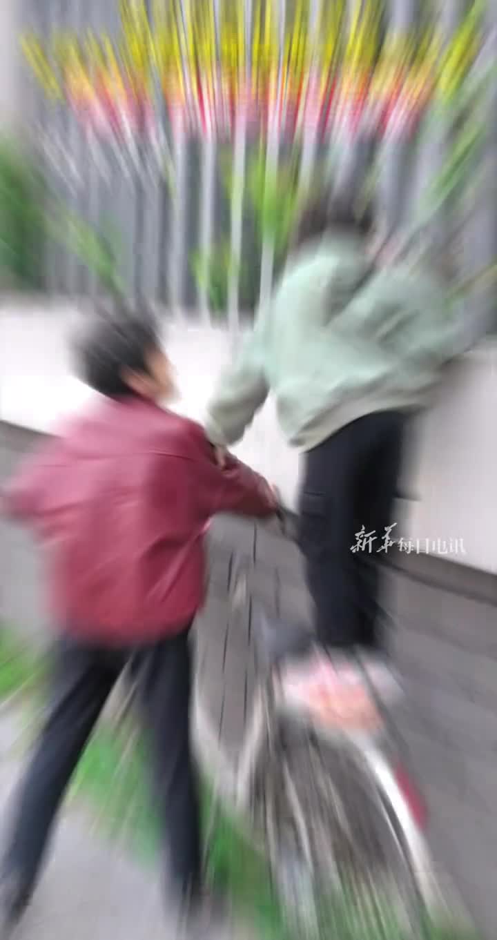 祖孙俩赏花不采花女孩站在自行车后座上轻闻花香网友细微之处尽显素质