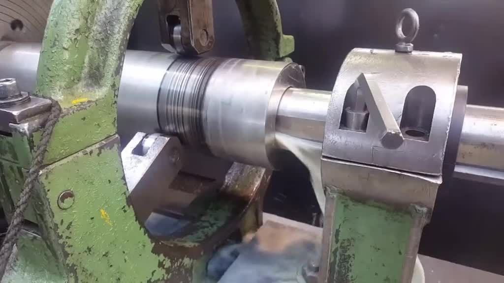 硬碰硬的钻孔加工听这声音鸡皮疙瘩都起来了