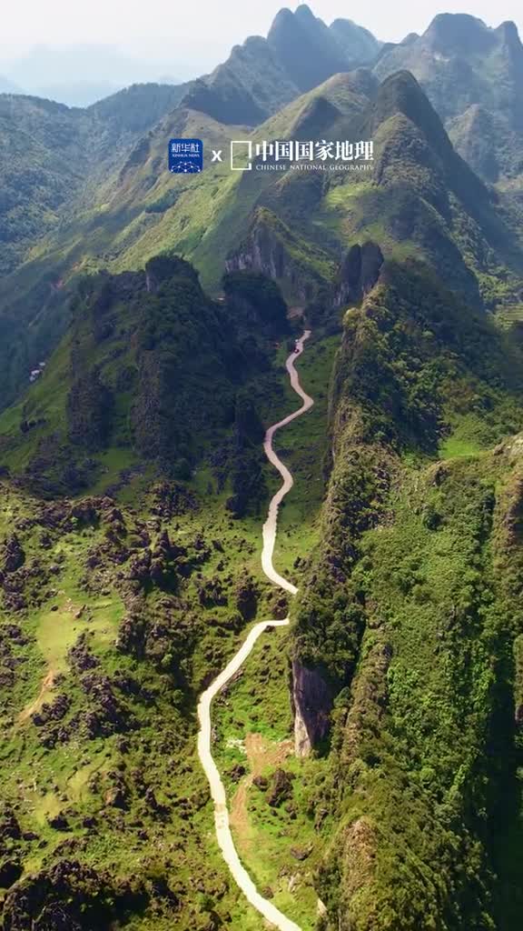 千峰万壑山岭险峻是贵州的独特符号这条龙脊上开出的天路位于贵州六盘水路旁的奇岩怪石如刀劈斧砍般姿态万千急弯陡坡惊险中带着几分刺激驱车驶入仿佛置身于3D版的魔幻世界一般充满神秘色彩