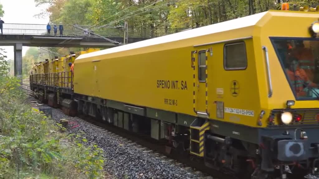 这才叫火车轮子一路火花四溅其实是在打磨铁轨