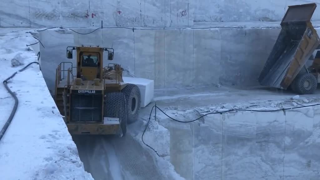 采石场大型石块是这样运出去的一辆翻斗车只能装一块长见识了