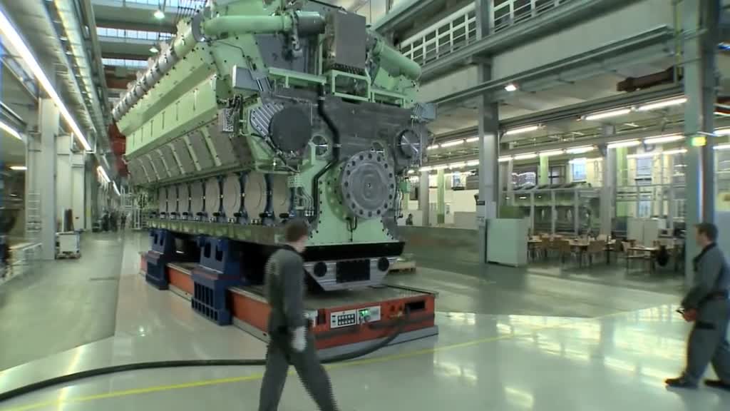 巨型船用发动机人站边上对比一下才能感受到它的霸气