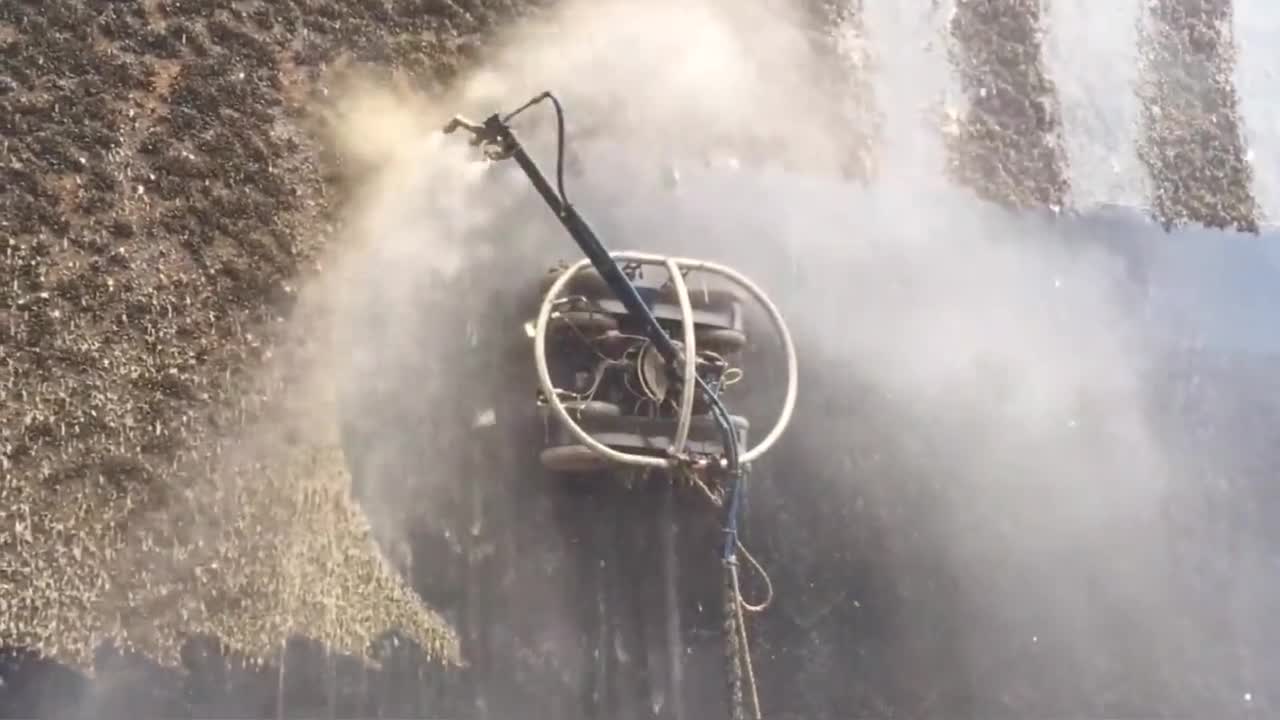 洗车很常见洗船见过吗