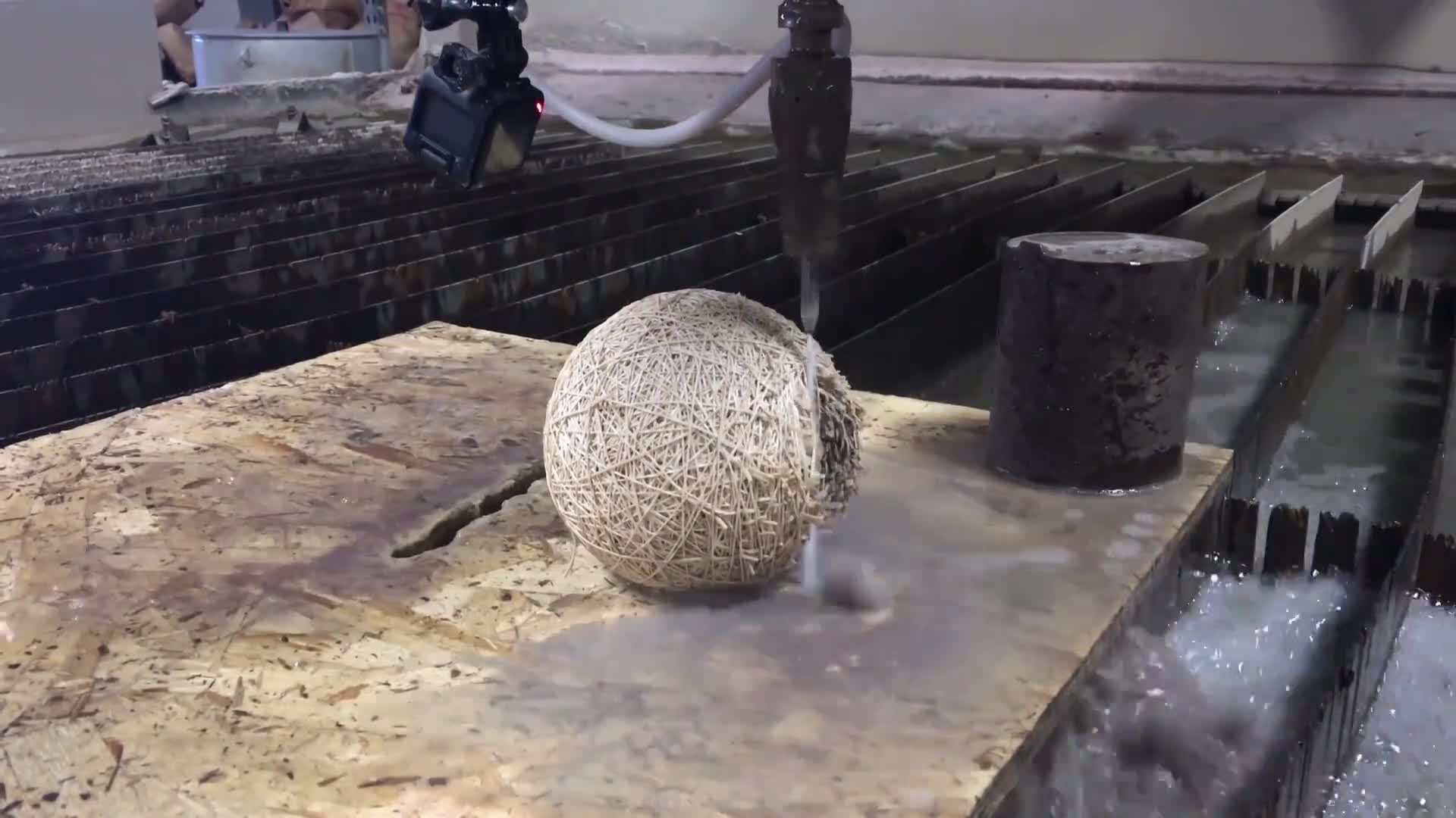 世界上最锋利的水刀什么都能切开原理是什么