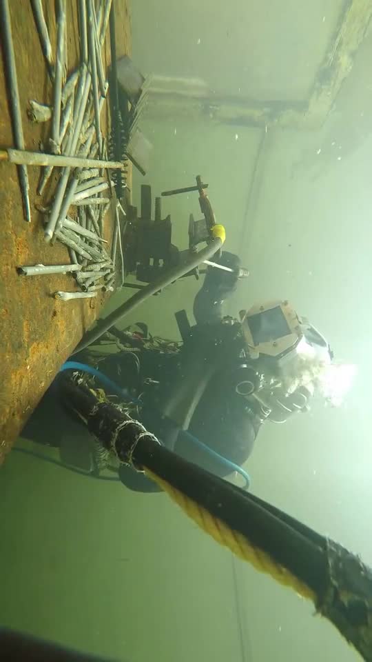 水下焊接应该还要多发一份潜水员的工资才行吧