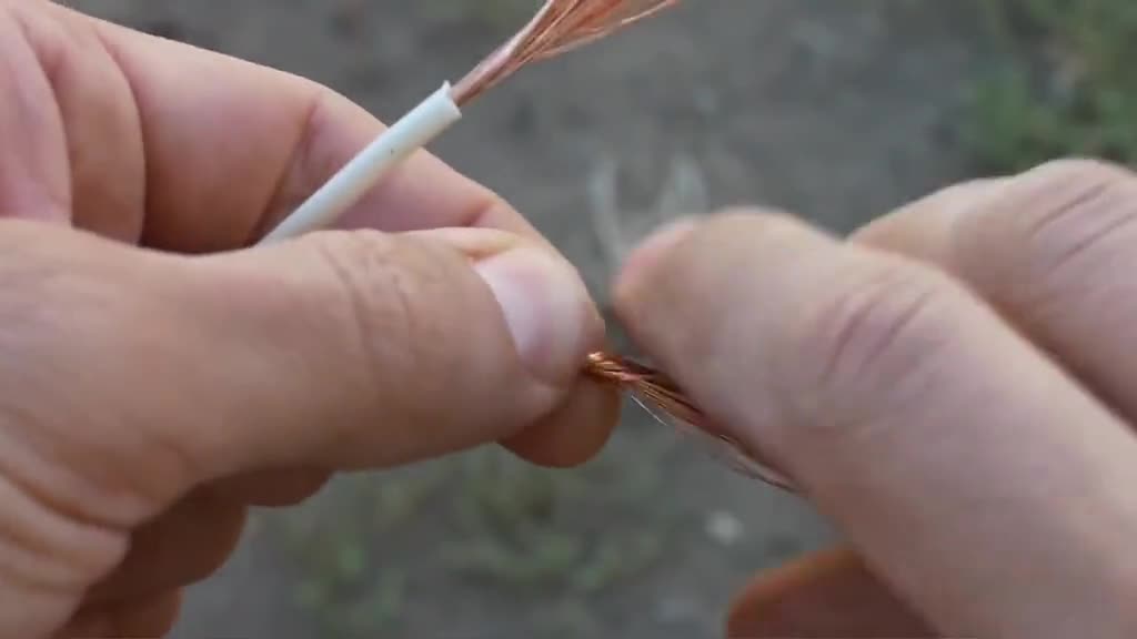 接个电线两根随便一拧这样接更牢固