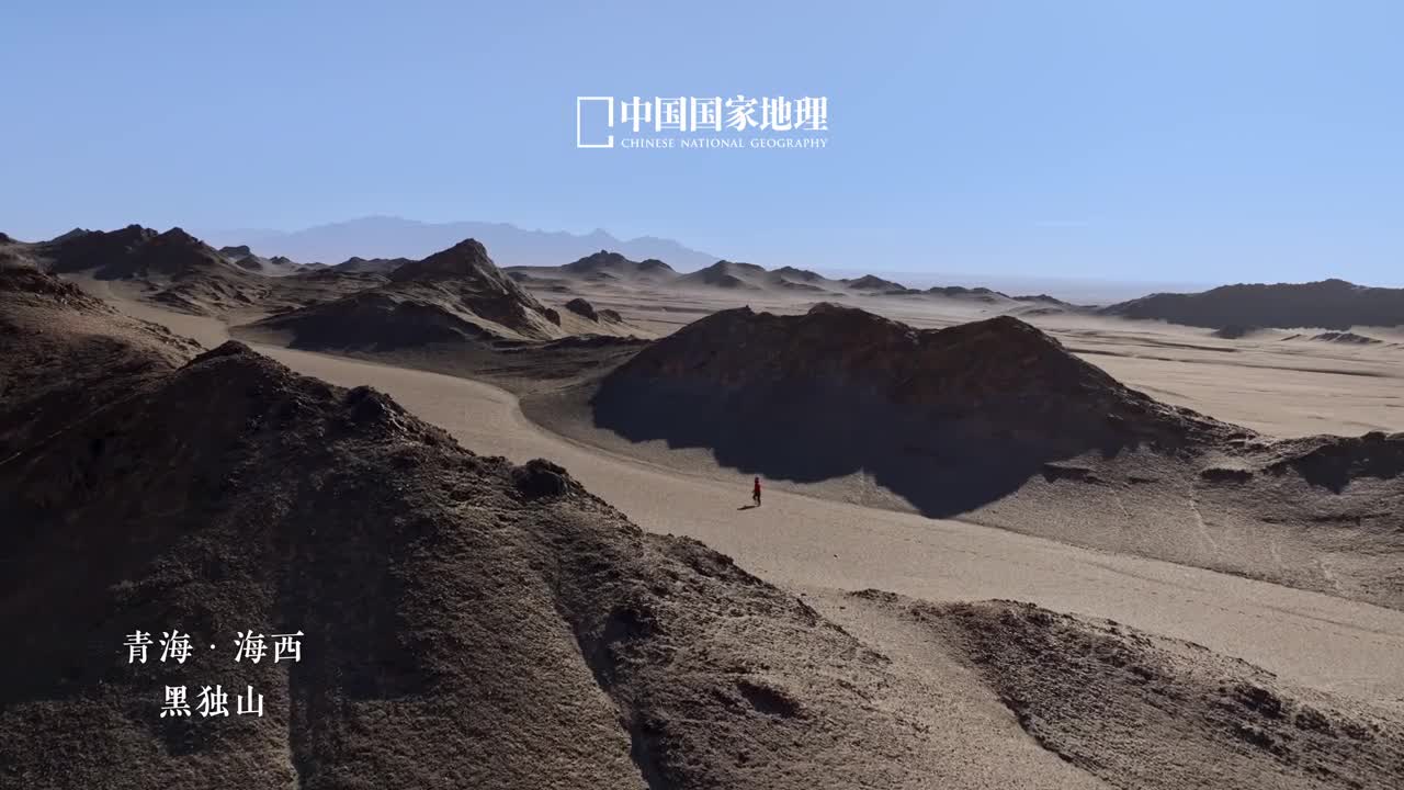 在大西北发现人间月球位于青海海西茫崖偏远地带的黑独山以其独特的黑色雅丹地貌和遗世独立的地理位置成为旅行者的偏爱水墨流转绘群山之廓为原始粗砺的底色增了几分苍寂悠远之感漫步其间仿若置身月球表面极具神秘色彩
