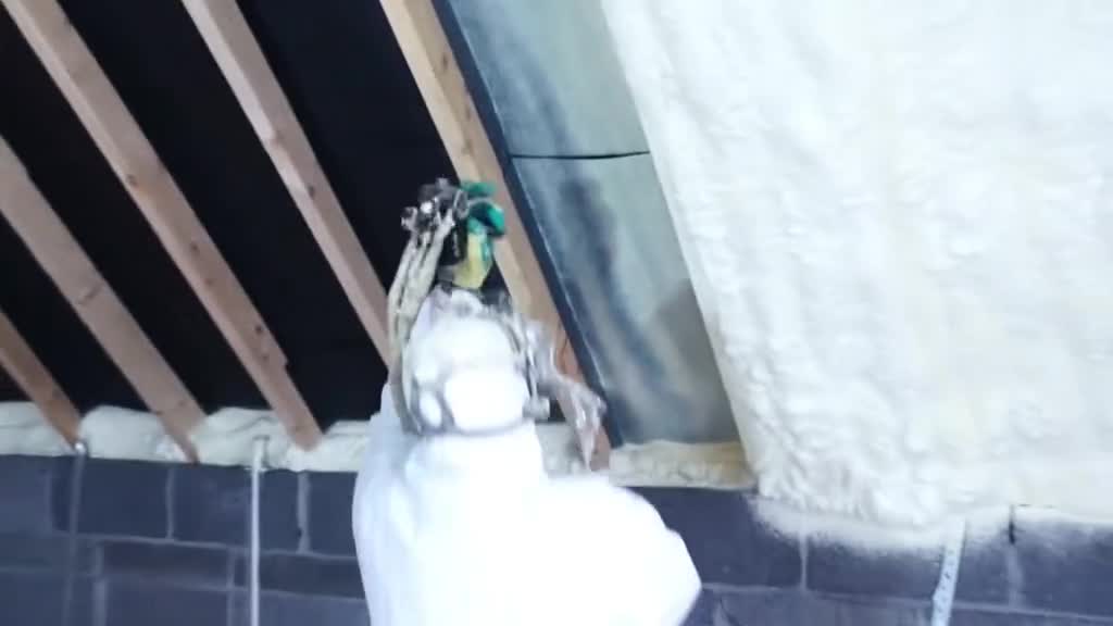 屋顶保温层还带这样做的喷一下就搞定了这效率真高