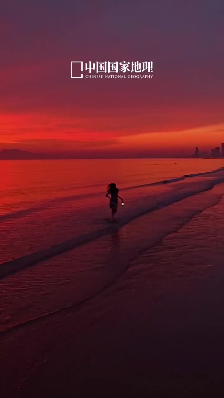 在黄昏遇见孤独的鲸浪漫的海