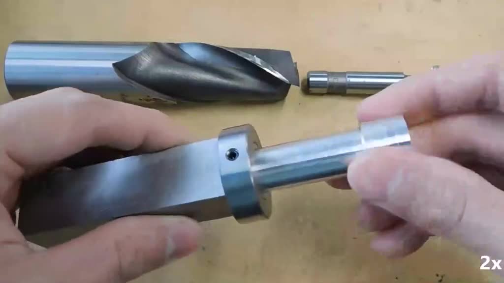 师傅技术真棒用车床加工一颗钻石模型这难度高不高