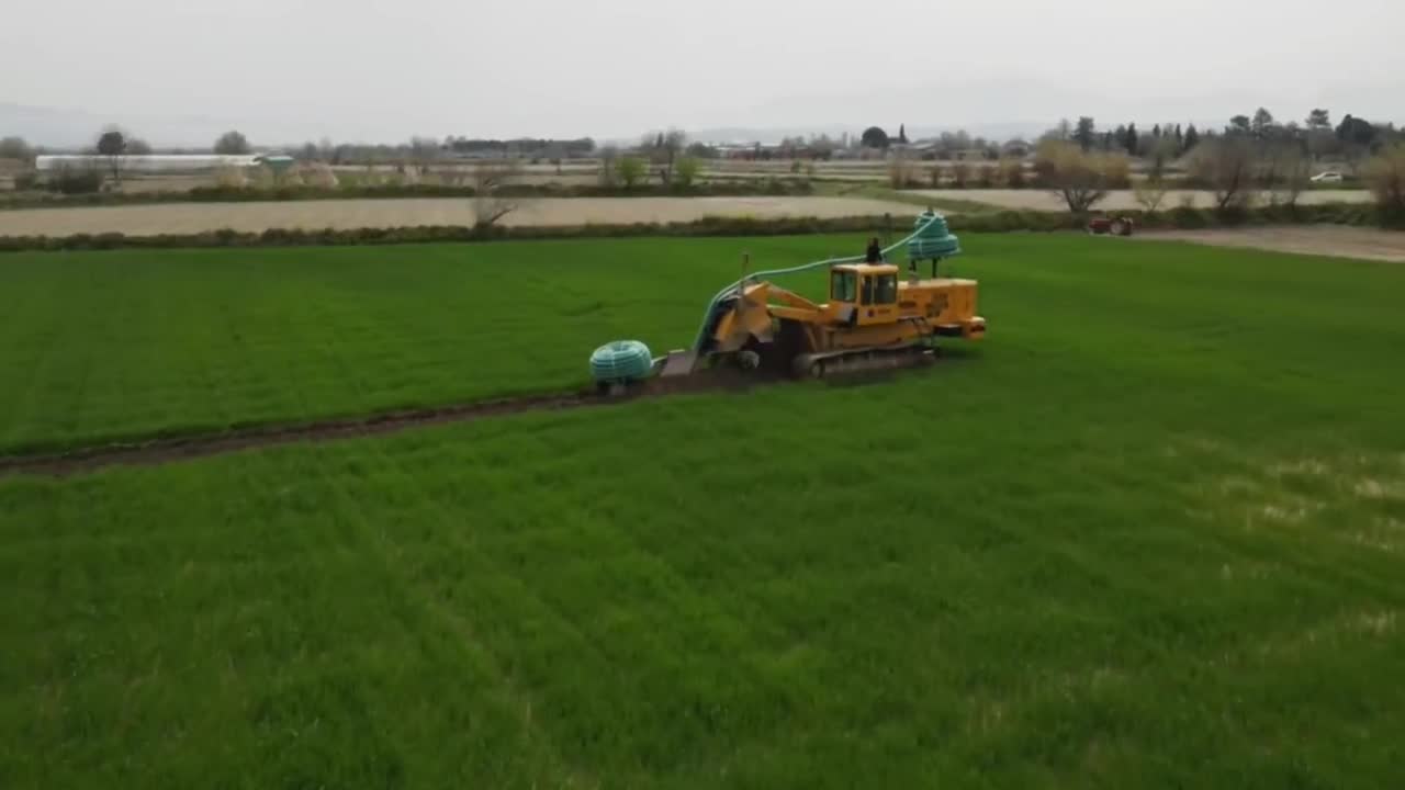 管道铺设神器一边走一边埋这才叫效率