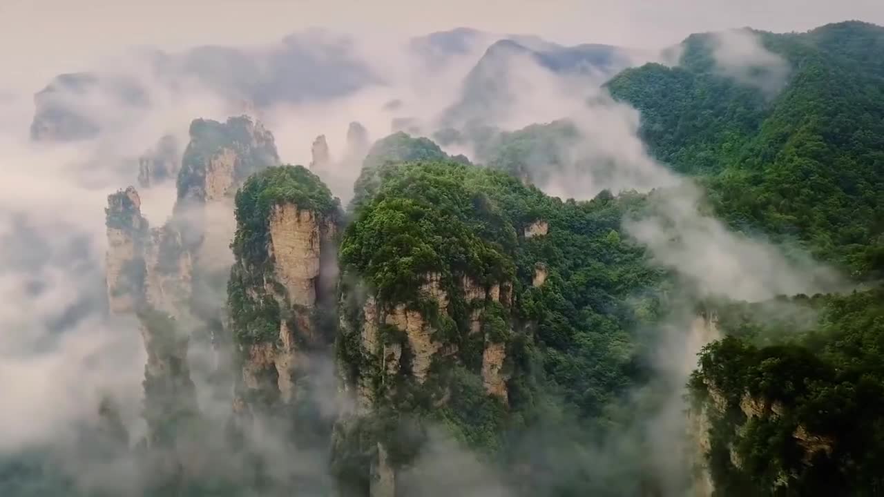 看得腿软中国姑娘外国小伙挑战攀爬张家界