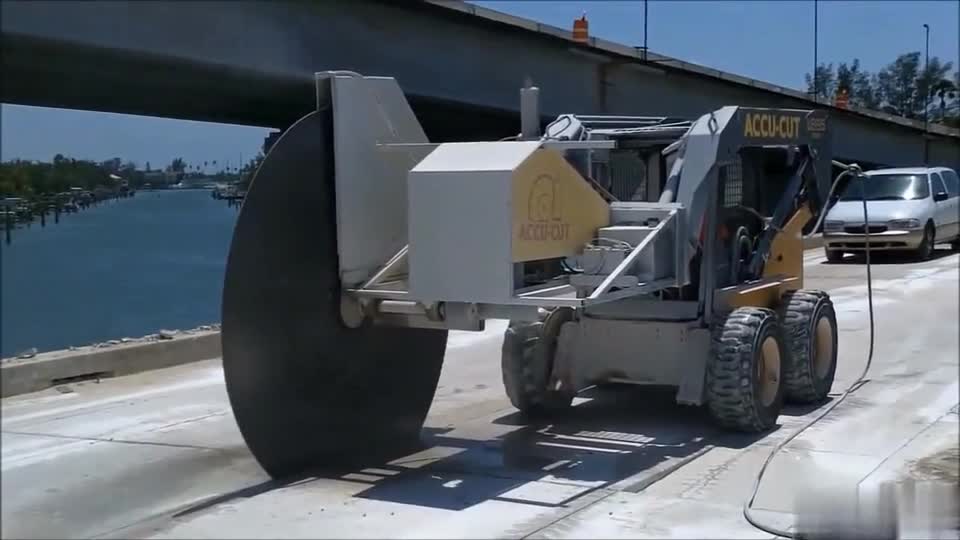 好大一个锯片简直就是无敌风火轮