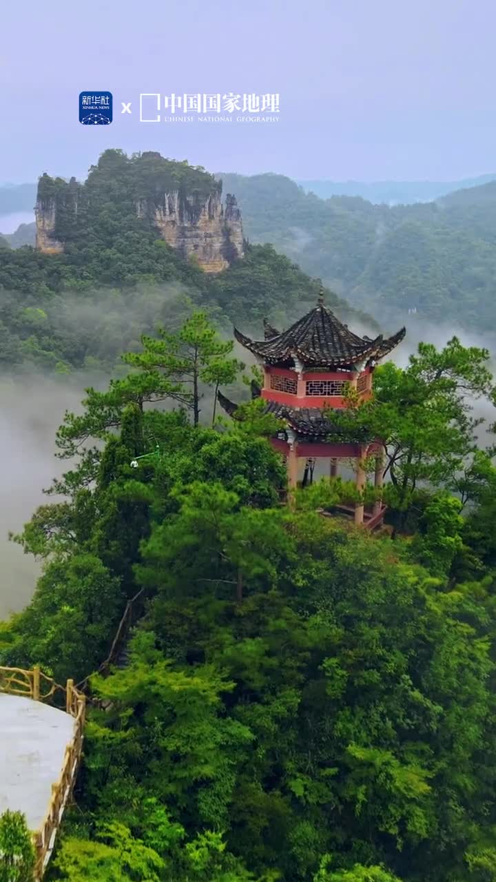 于山雾缭绕处清凉一夏贵州黔东南的云台山以独特的白云岩喀斯特地貌奇观闻名于世云台山奇峰秀丽于崖顶极目远眺层峦叠嶂处云蒸雾绕仿若置身仙境