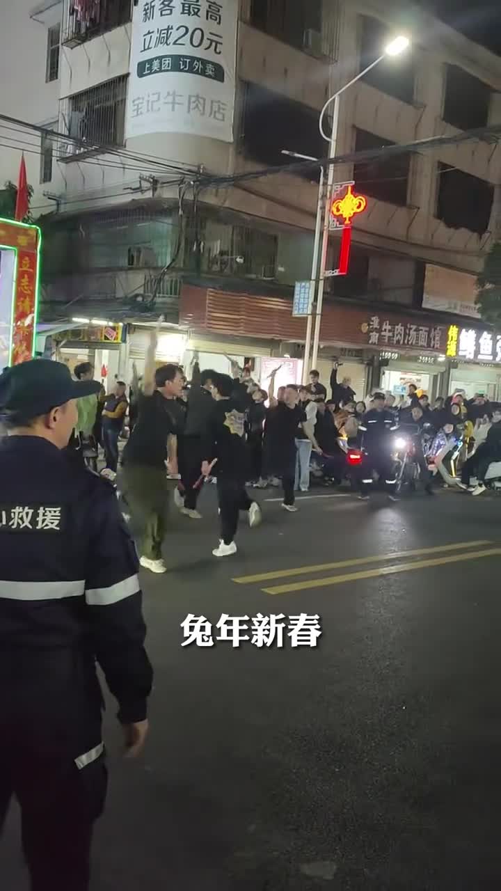 翻飞跳跃大开大合间鼓槌声踏步声呐喊声排山倒海一起走进普宁了解汕英歌舞