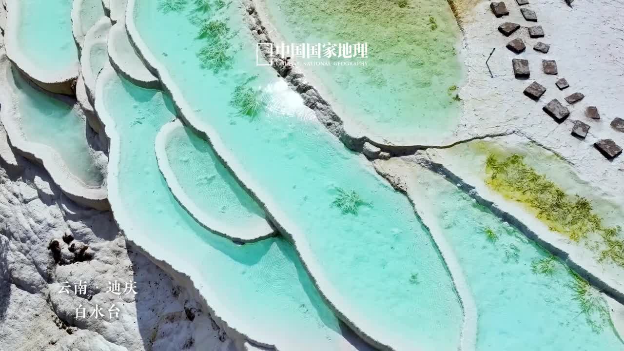 品尝一口薄荷味的夏天明朗光亮的夏日热浪滚滚袭来薄荷色的大自然给夏天注入清爽活力你心中的夏日是什么味道在清透的美景中给心情放个假吧和焦躁烦闷的情绪和解一起跟着薄荷色的风景清凉度日