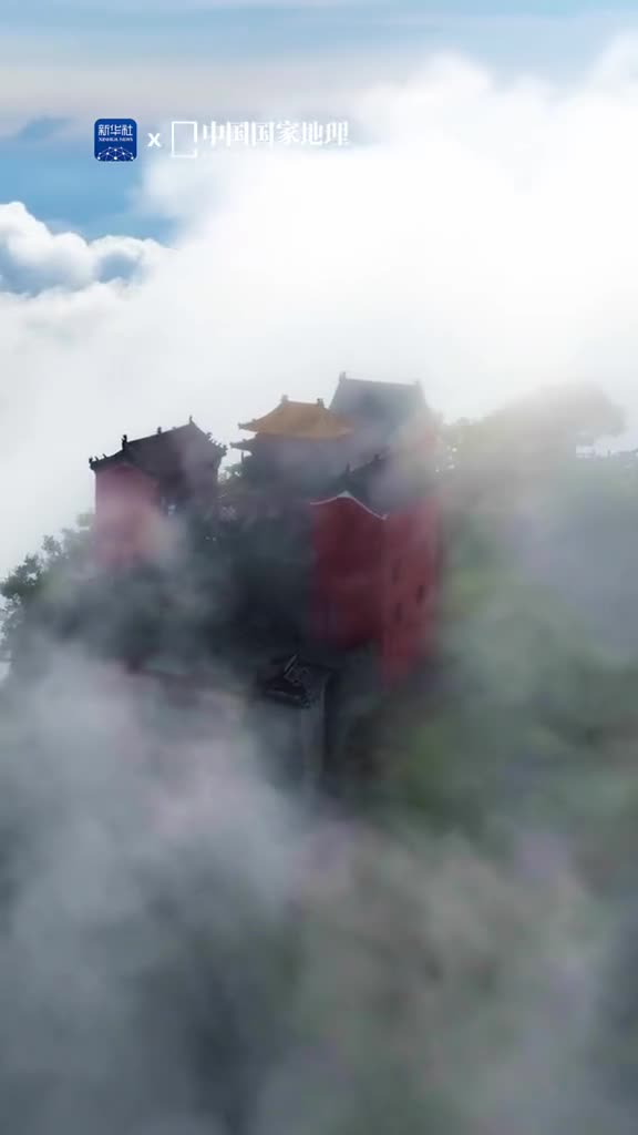 天下第一仙山云润青山雾染武当云雾开合之间气势恢宏的武当山尽现仙山之姿位于湖北十堰的武当山是湖北知名度最高的山更是以深厚的文化底蕴和丰富的自然景观而驰名天下